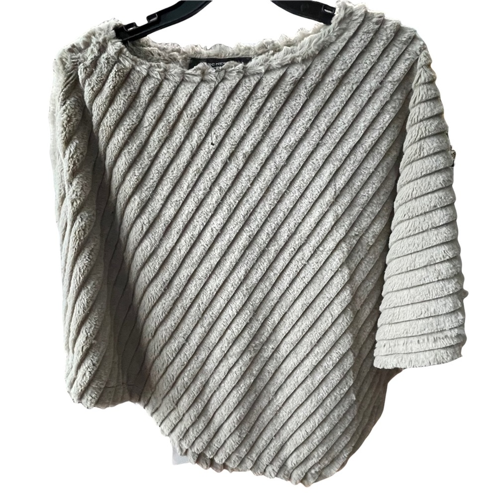 Andrew Marc faux fur poncho size S/M - Picture 2 of 10